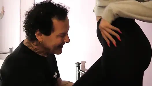 Шлюшек милф-блондинок в масках долбит толстый ебарь в задницу и глотку