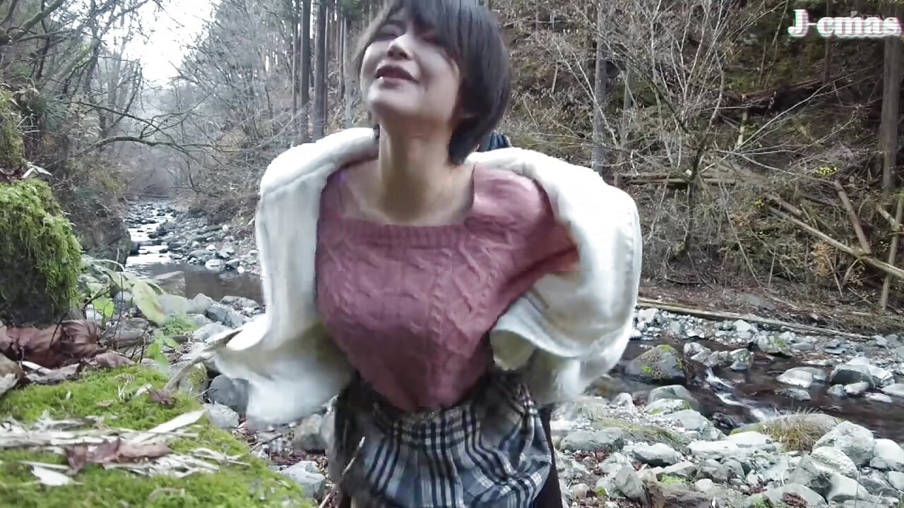 Una belleza atrevida abraza el aire libre y deja una huella cálida, donde la pasión desborda la primera mitad - C