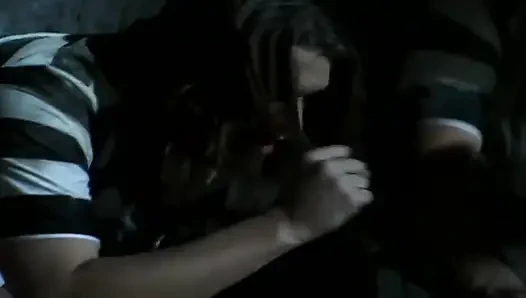 Esmer orta yaşlı seksi kadın vahşi açık havada üçlü seks macerasında çıldırıyor