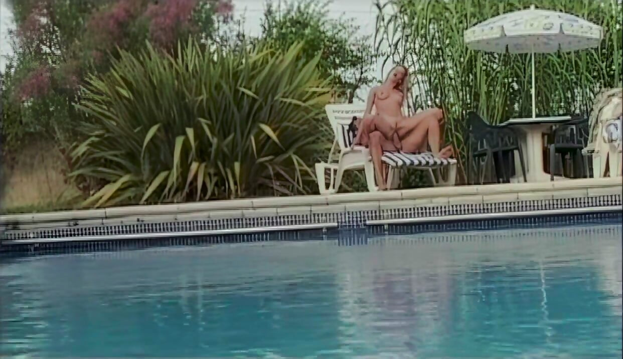 She Masturbates Looking at Them Fucking by the Pool