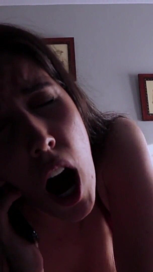 No telefone com meu marido enquanto eu fodo outro homem | Clipe 3