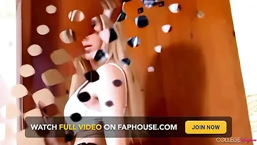 Julia crown lagi asik pamer pintu