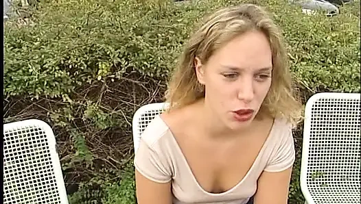 Cewek imut rambut pirang nyepong kontol ngaceng di luar ruangan