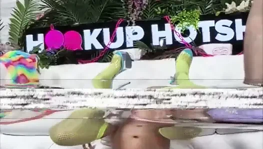 Sona bella gırtlağına kadar alıyor ve bir yarağı salyasıyla kapatıyor!