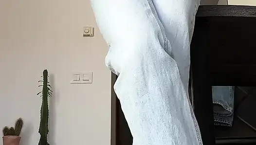 Omorashi mädchen benetzte ihre jeans absichtlich: ich wurde verzweifelt mit riesiger blasenbeule, um meine hose für dich zu pissen