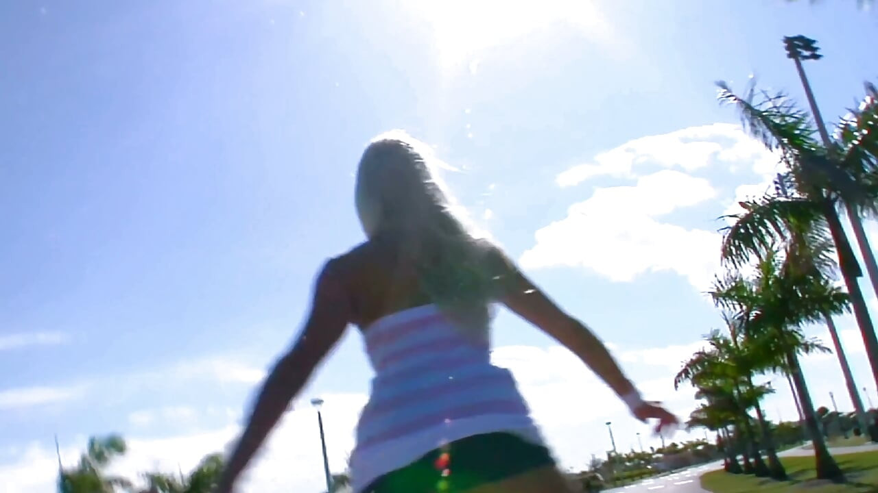 Blondine Mit Pinkem Schlaghelm Bläst Und Reitet Ihn Auf Dem Roten Sofa