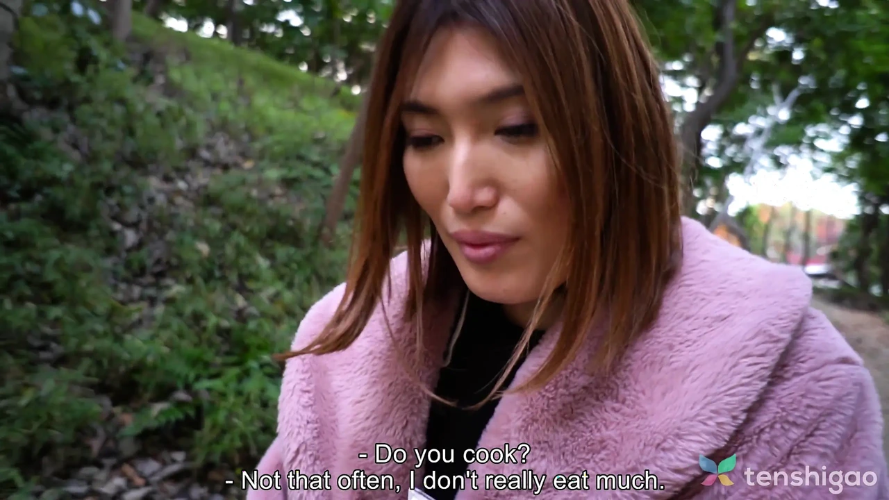 来自东京的素人Miku Kanno来到我们的酒店, 为我们裸体