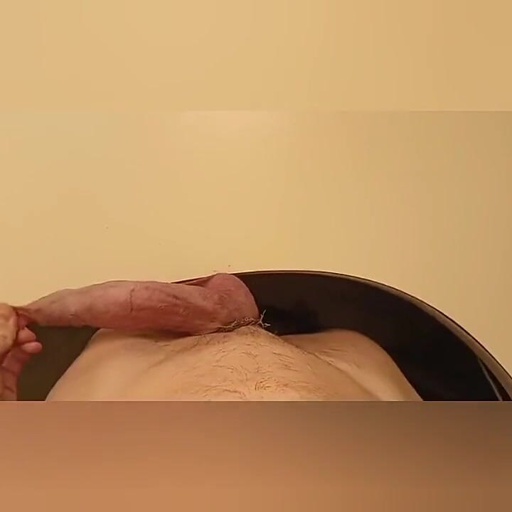 俺の巨根のケトルベルが垂れ下がって、俺の玉を床に引きずり込む