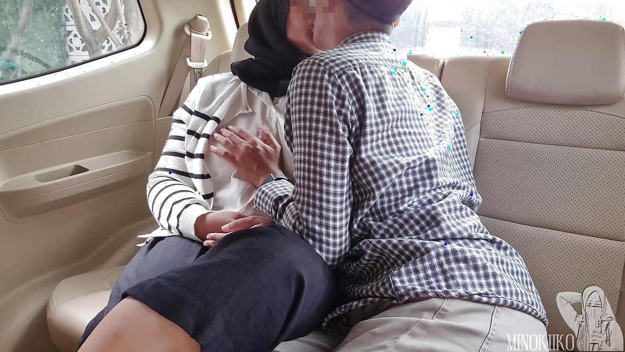 躲在老公面前，我让我的继妹戴着穆斯林头巾的Minokiiko上车