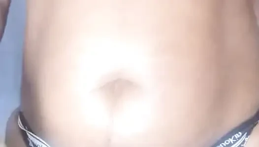 Esmer orta yaşlı seksi kadın senin için dildoyla oynuyor