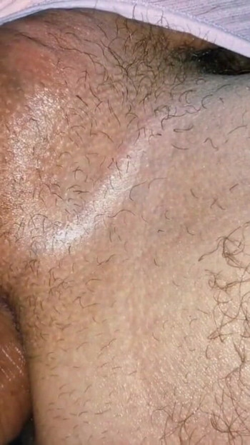 高速道路で見知らぬ男が近づいてきて、車の中で私を犯し、肛門に精液をしました | クリップ 2