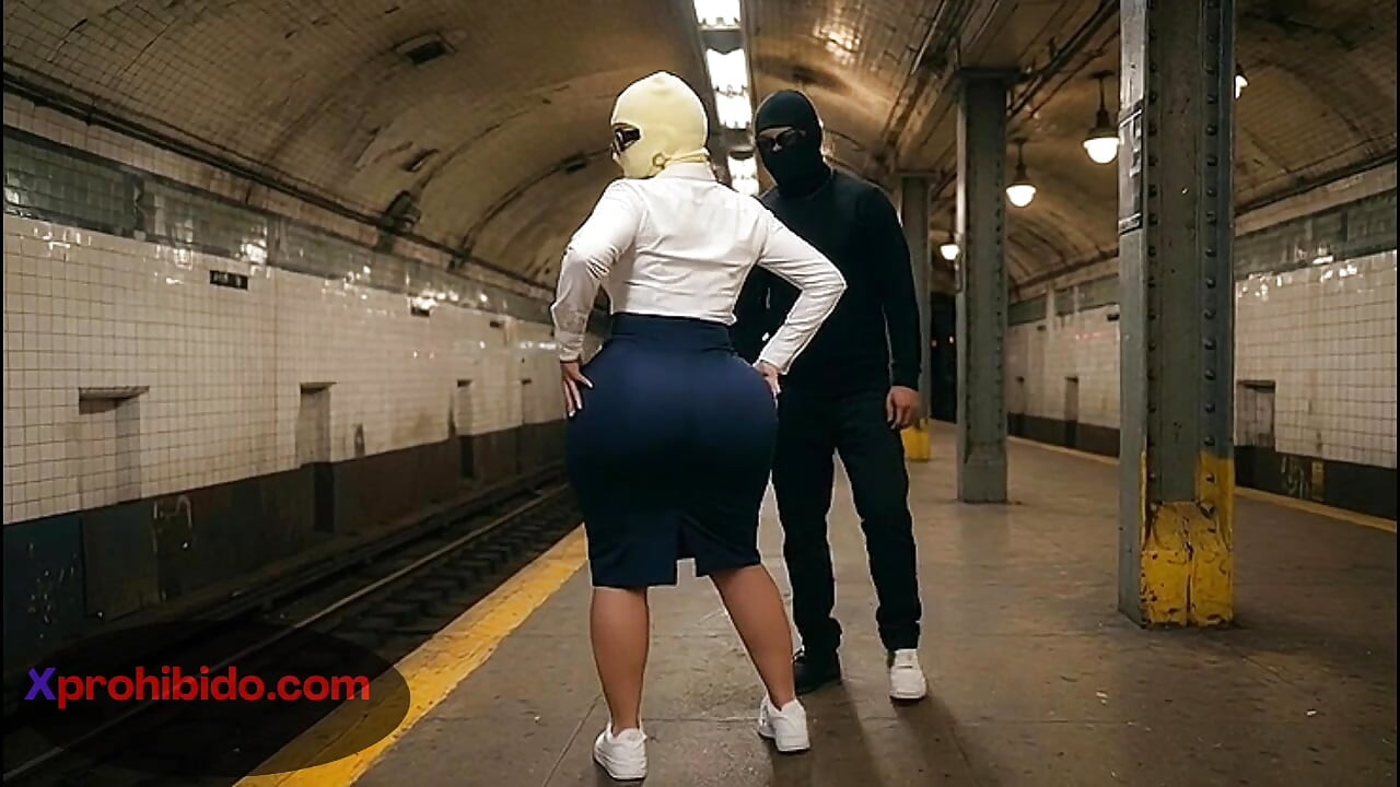 Une fille à gros cul twerke dans un string mince
