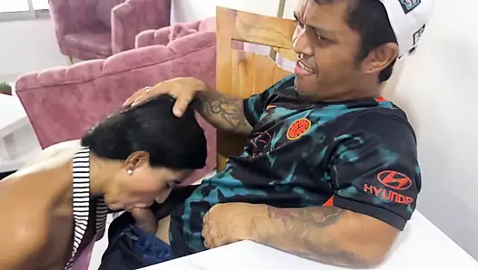 Dick cüce, büyük kıçlı MILF'i yok eder ve onu sütle doldurur, ta ki o fışkırana kadar