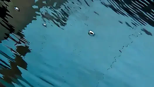 Yüzme havuzunda bir kızın önünde sikimi teşhir ediyor ve beni sikiyor - yakındaki insanlarla çok riskli - misscreamy