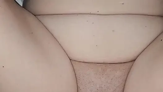 Gece geç saatlerde sikişiyor ve ağzı açık amını döllüyor