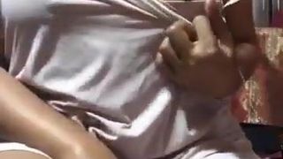 Une tatie sri-lankaise montre son téton