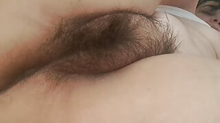 , jouant avec sa chatte poilue