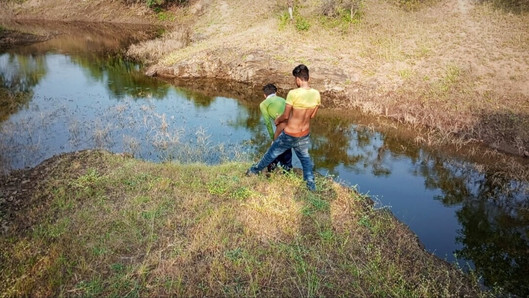 Indischer dorfjunge geht im wald nahe Wasser und genießt wasser und genießt sex - schwuler film in hindi