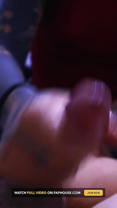 Mu en iyi arkadaş ödeve geliyor ve oral seks yapmayı bitiriyor