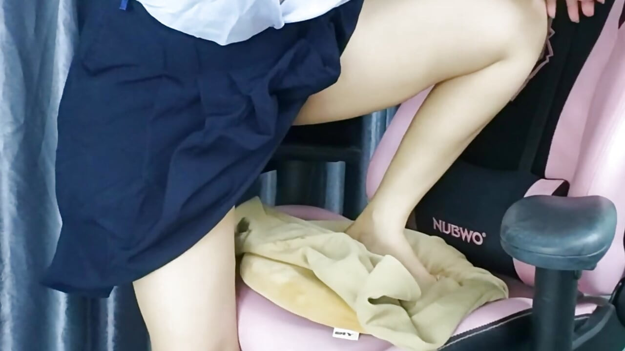 นักเรียนมัธยมเย็ดกับดิลโด้ที่โต๊ะคอมพิวเตอร์ Real Thai Solo