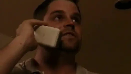 Блондинка-шлюшка играет со своей киской