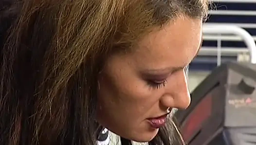 Pelacur Jerman yang kencing ngentot pegging mekaniknya dalam aksi liar