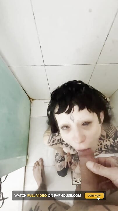 Puta tatuada nunca se detiene a medio camino cada gota, todo el tiempo, toda la orina