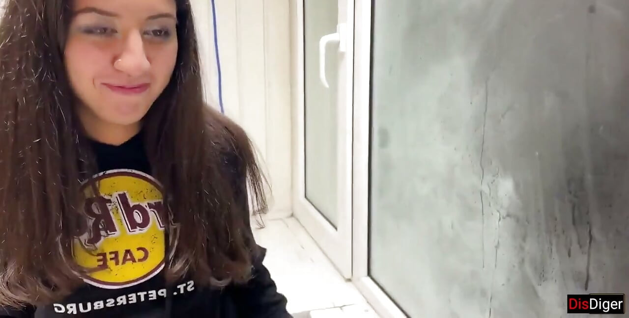 Gadis imut ini disarankan di balkon saat pacarnya lagi ke pesta seks