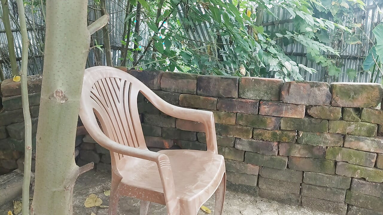 Pados ki bhabhi ki chut chat kar Pani nikala