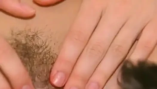 Cewek hot rambut pirang ini dipuasin di sofa sampai matanya merem melek