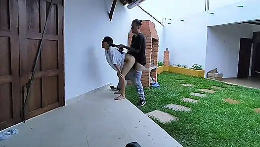 Я приехал в поездку, и моя жена приветствует меня, очень возбужденная