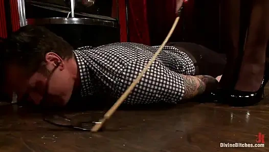 Melodrama yang memalukan dan memalukan