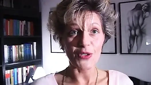 Olgun sürtük oyuncu seçmelerinde amını parmaklıyor ve ovuyor