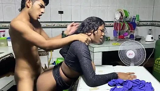 Stieftochter, ich bitte ihren stiefvater um eine massage und er steckt seinen dicken schwarzen schwanz in mich