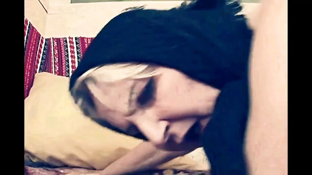 Cặp đôi ông già đụ với cô ấy được xuất tinh vào âm hộ