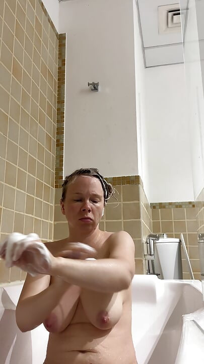 Tonåring med kåta, hängande bröst