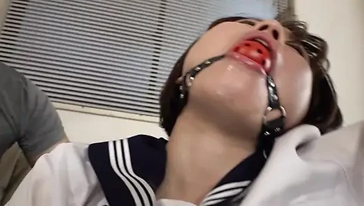 Неон Токио соблазняет, свежая деревенская женщина дрейфует через город с блестящими губами.