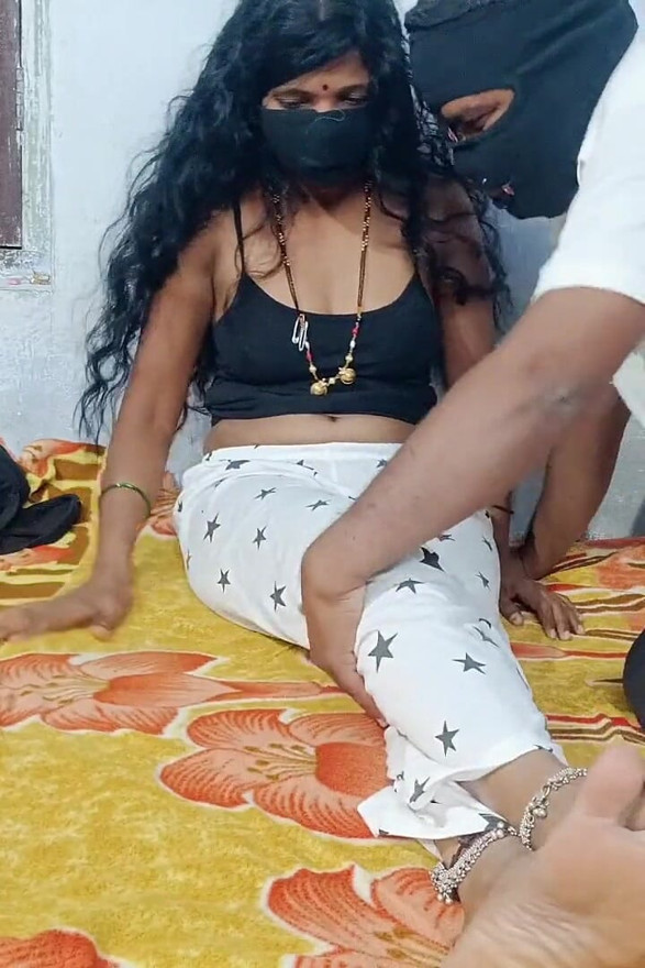 Bini panas India menjilat pepek buatan sendiri buah dada menekan blowjob berkongkek