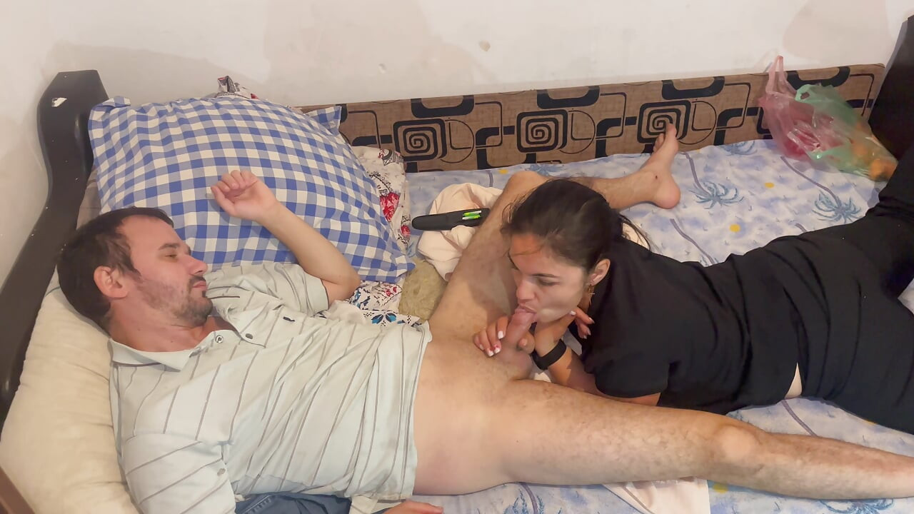 Το θετό κορίτσι με χαλαρώνει Ρούφηξε τον πούτσο Dumi