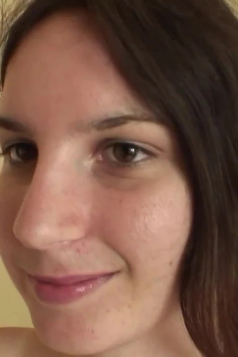 Amateur brunette shows her stuff