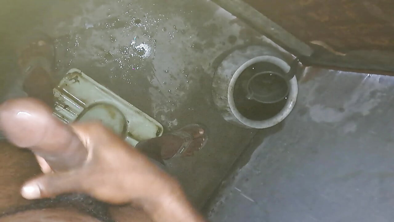 Jeune garçon, branlette dans une masterbation en solo, garçon desi dans la salle de bain