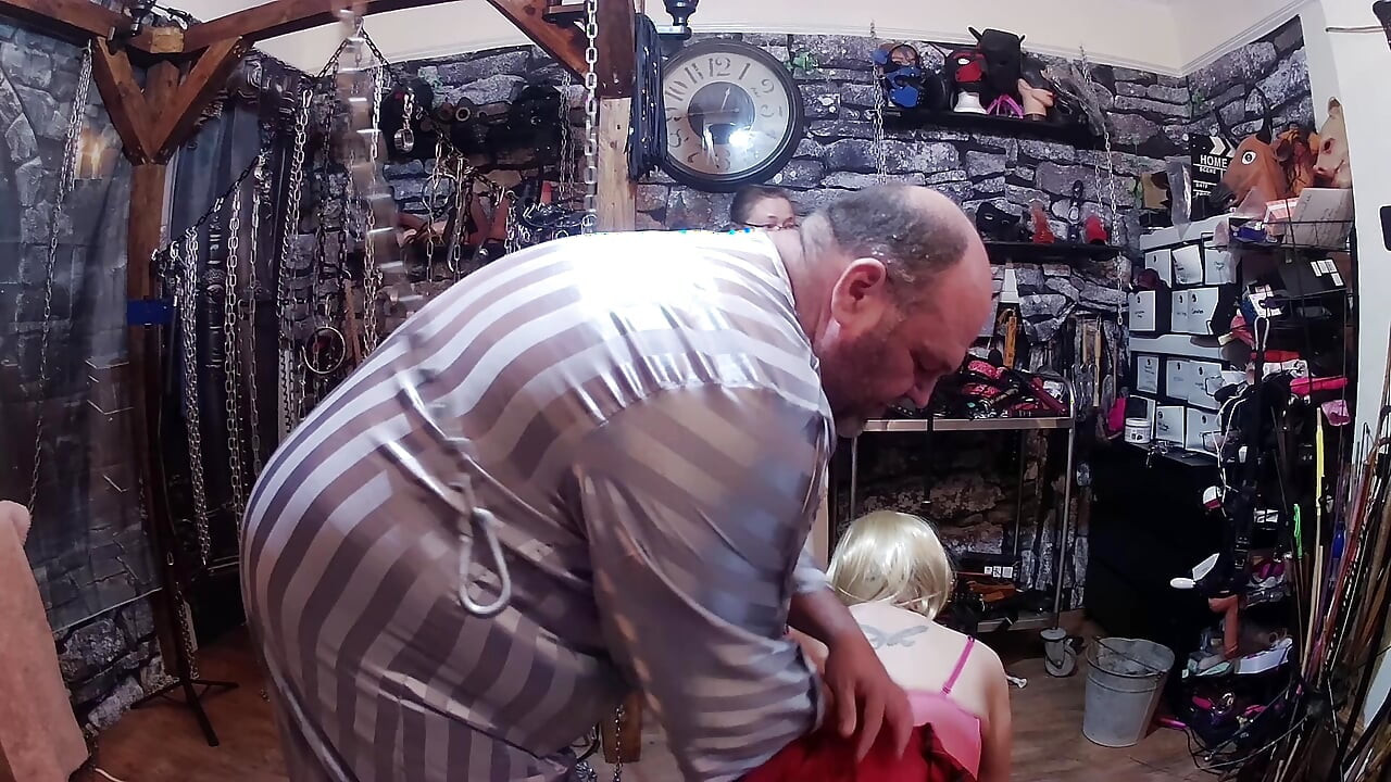 Deel 3: - Domina Satana en Lanista Beer halsband hun sletterige hoer