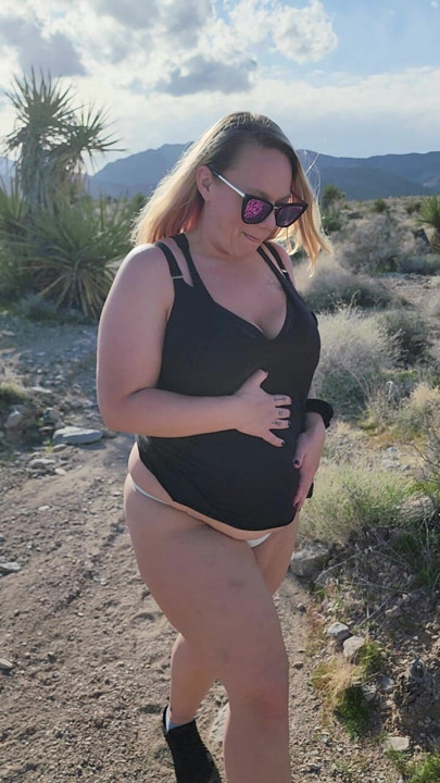 Geniş kalçalı Riley pawg külotunu gösteriyor