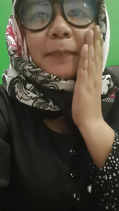 Seorang janda muda menuntut perhatian.