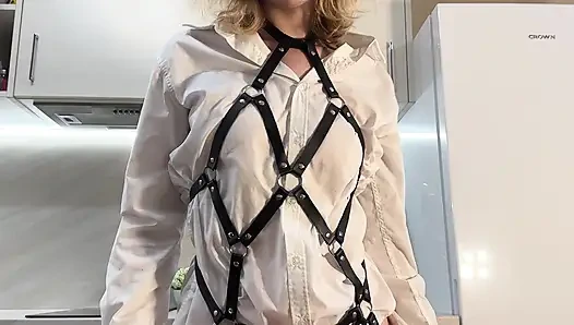 Страппи рубашка, Pixie, свечение на кухне - расстегнутая игрушка в экстазе