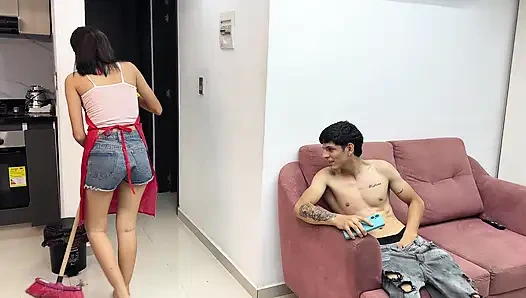 Наконец-то я остался один с горничной, я в конечном итоге даю ей жесткий трах ее тугой задницей