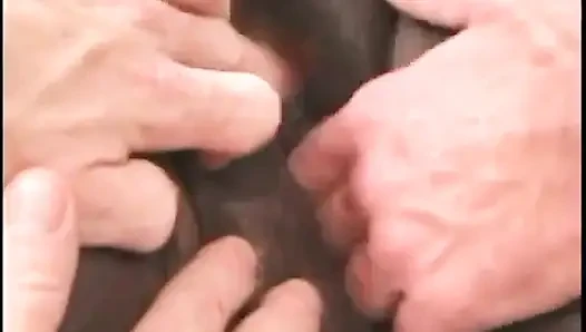 Большая черная женщина принимает три хуя одновременно