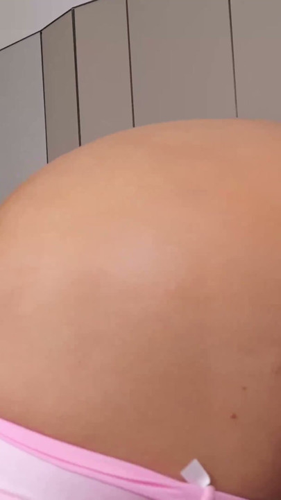 그녀의 엉덩이에 짐을 싣는 두꺼운 금발 제나