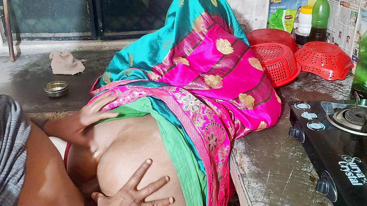 Mamas lutscht den arsch von großem schwanz