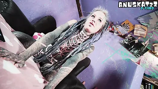 Altes mädchen mit vollem Ärmel wird vor kamera live, spielzeug in den arsch gefickt anal verrückt